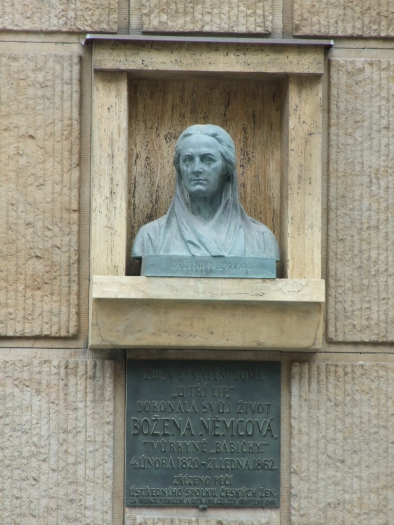 Мемориальная доска и бюст Божены Немцовой на доме в Праге, где она умерла