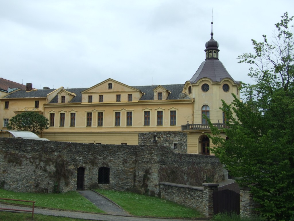 Остатки старой крепости и музей Божены Немцовой в Ческа-Скалице