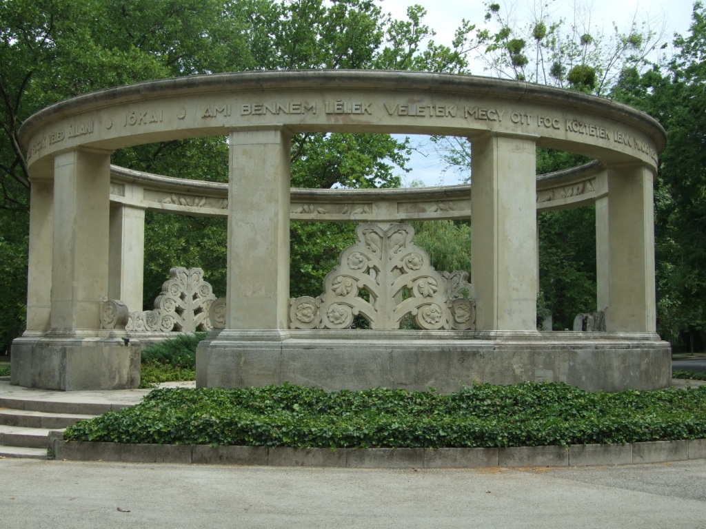 Могила Мора Йокаи на кладбище Керепеши в Будапеште