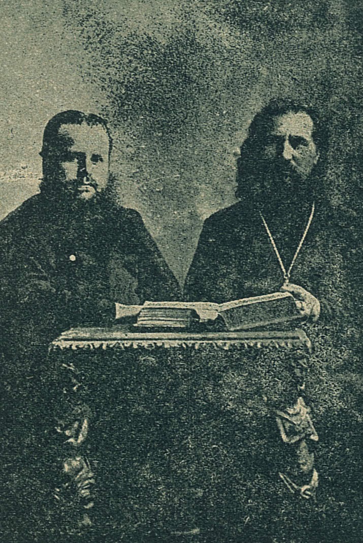 Начетчик Дмитрий Варакин (слева) и священник Антоний Пучков. Снимок из журнала «Старая Русь»