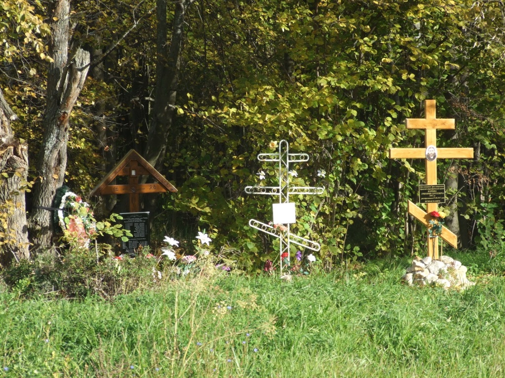 Памятные кресты на месте расстрела жертв политических репрессий под Сухиничами. 23012 год. Крайний справа установлен в память священника Григория Карпова