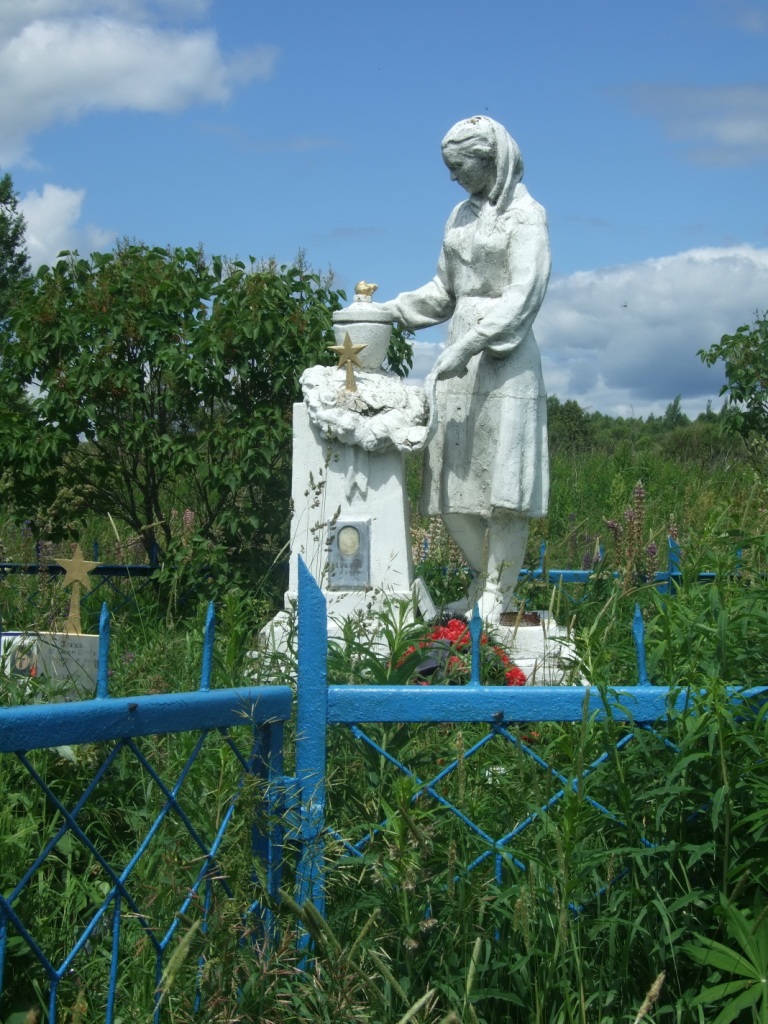 Памятник на братской могиле в деревне Брусны. 2011 год