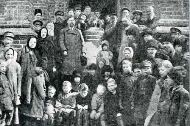 Старообрядцы Полотняного Завода перед поднятием колокола. 1914 год