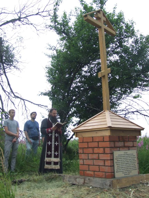 Поклонный крест на месте Введенского храма в Рябиках. 2013 год